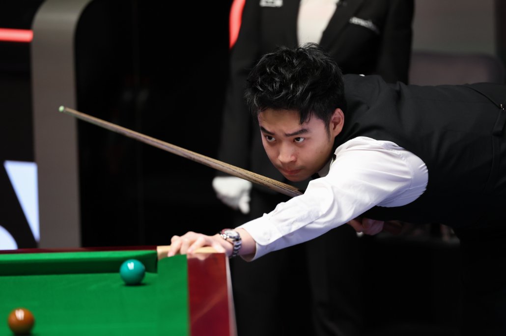 频频向慕尼 频频向慕尼